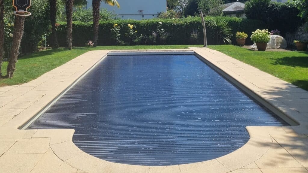 Piscine équipée d’une couverture automatique pour sécuriser et protéger l’eau
