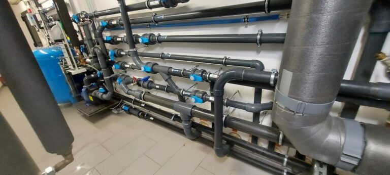 Installation complète du réseau hydraulique d’une piscine avec tuyauterie, vannes et raccords professionnels réalisée par Dodin Piscine