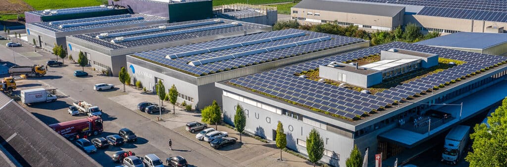 Champ de panneaux solaires Aquasolar pour chauffage de piscines et production d’énergie
