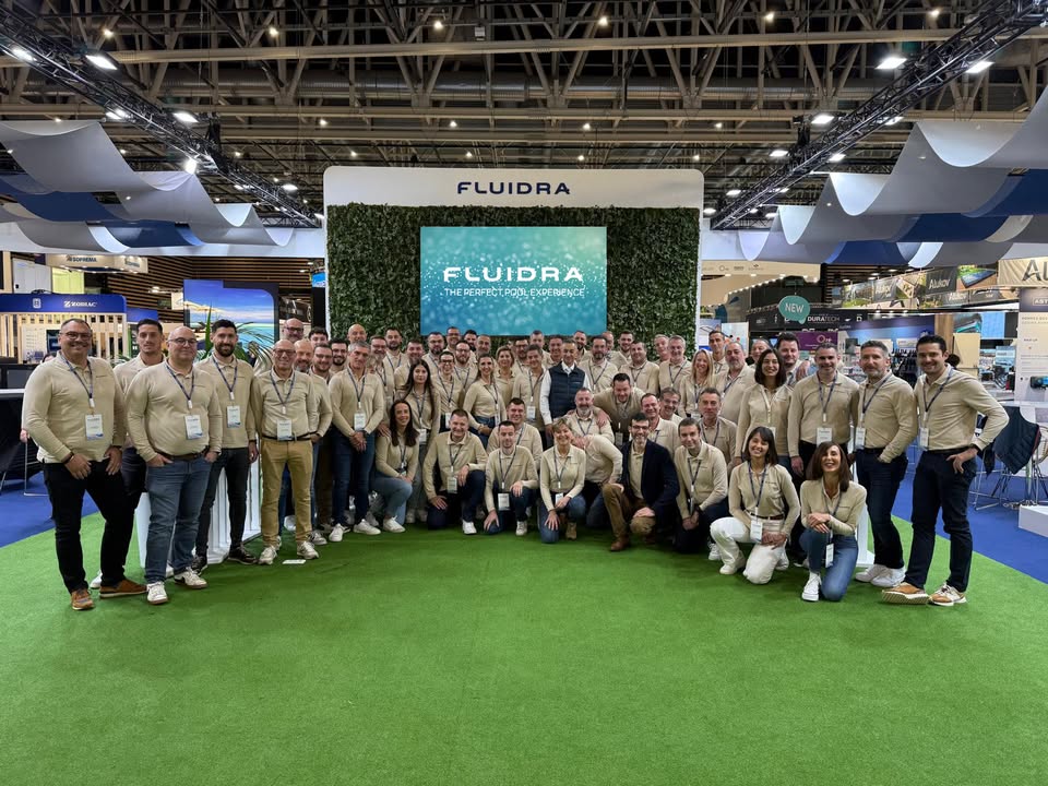 Photo de groupe de l’équipe Fluidra – Spécialistes des équipements pour piscines et spas