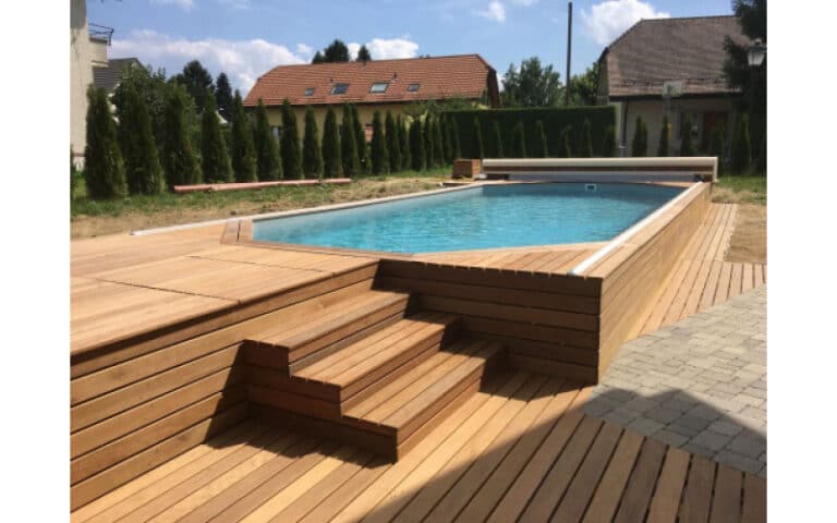 Piscine en bois enterrée avec margelles assorties installée par Dodin Piscine