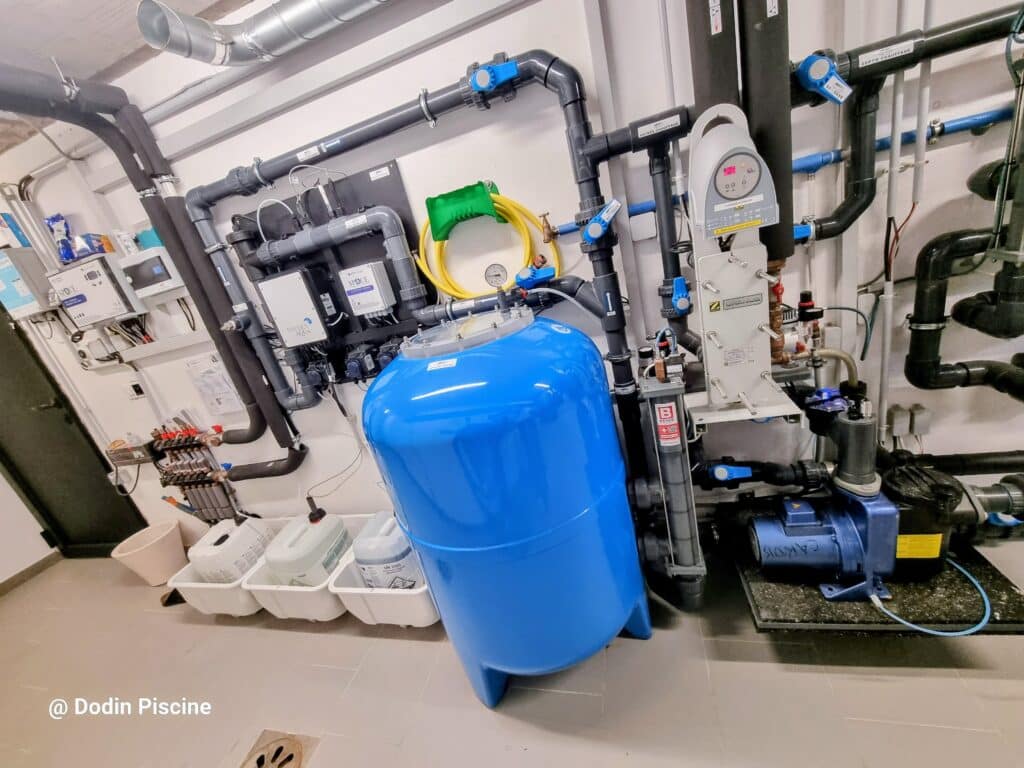 Local technique de piscine entièrement rénové par Dodin Piscine avec filtration, régulation automatique et installation hydraulique professionnelle.