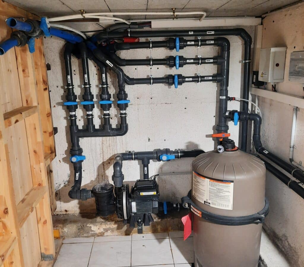 Local technique de piscine rénové avec nouvelle hydraulique, pompe et filtration installées par Dodin Piscine.