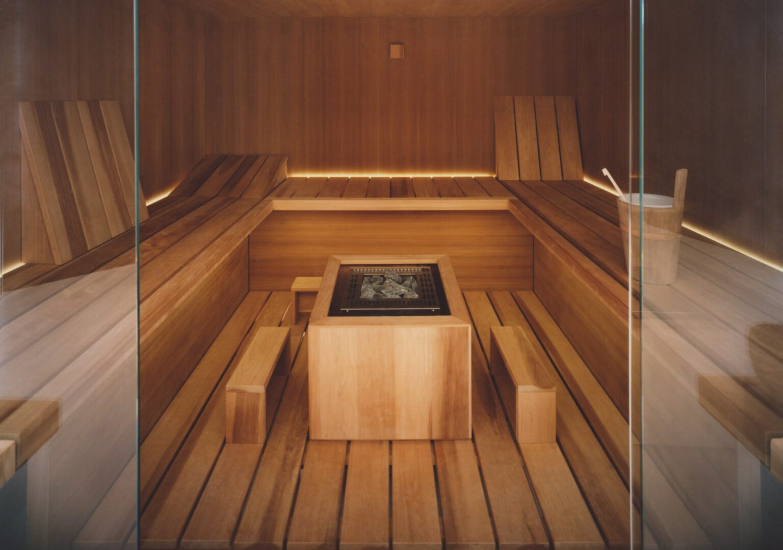 Sauna en bois sur mesure avec poêle central, espace bien-être Dodin Piscine