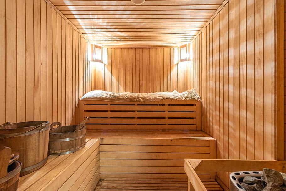 Sauna en bois sur mesure Dodin Piscine avec banquettes et poêle traditionnel