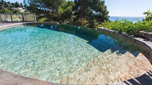 Piscine design avec revêtement étanche Renolit Alkorplan Piscine à débordement avec revêtement Renolit Alkorplan offrant une étanchéité et une esthétique haut de gamme
