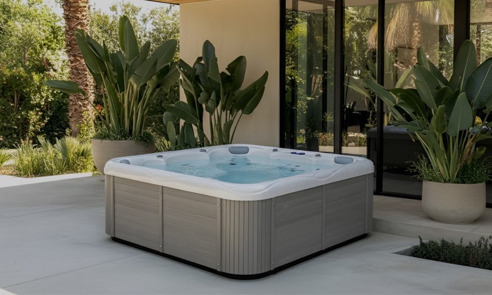 Spa extérieur mlSPA de Lekovic Industries installé sur une terrasse moderne, spa design avec jets hydromassants